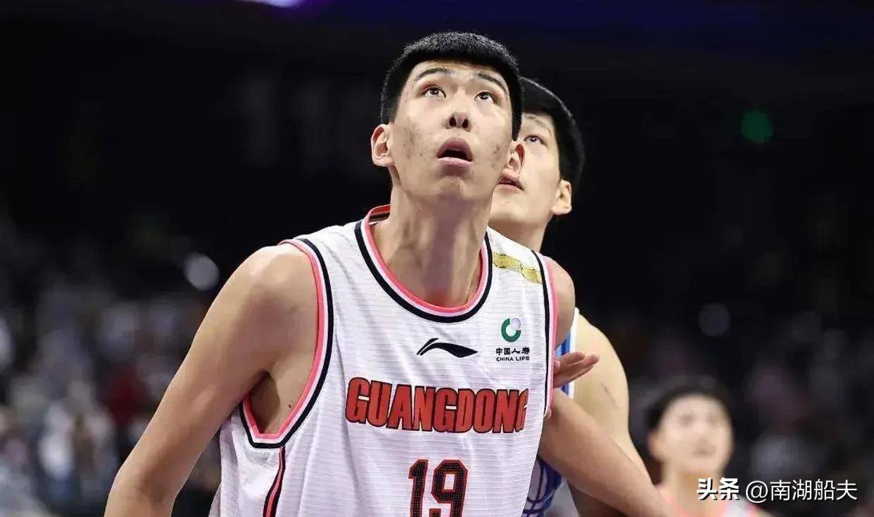 球员飒气十足,篮球比赛中引发热烈讨论 球员飒气十足,篮球比赛中引发热烈讨论