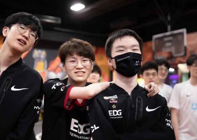 FLY险胜EG,Deft完成史诗逆转成都决赛之夜3:2(成都) FLY险胜EG,Deft完成史诗逆转成都决赛之夜3:2(成都)