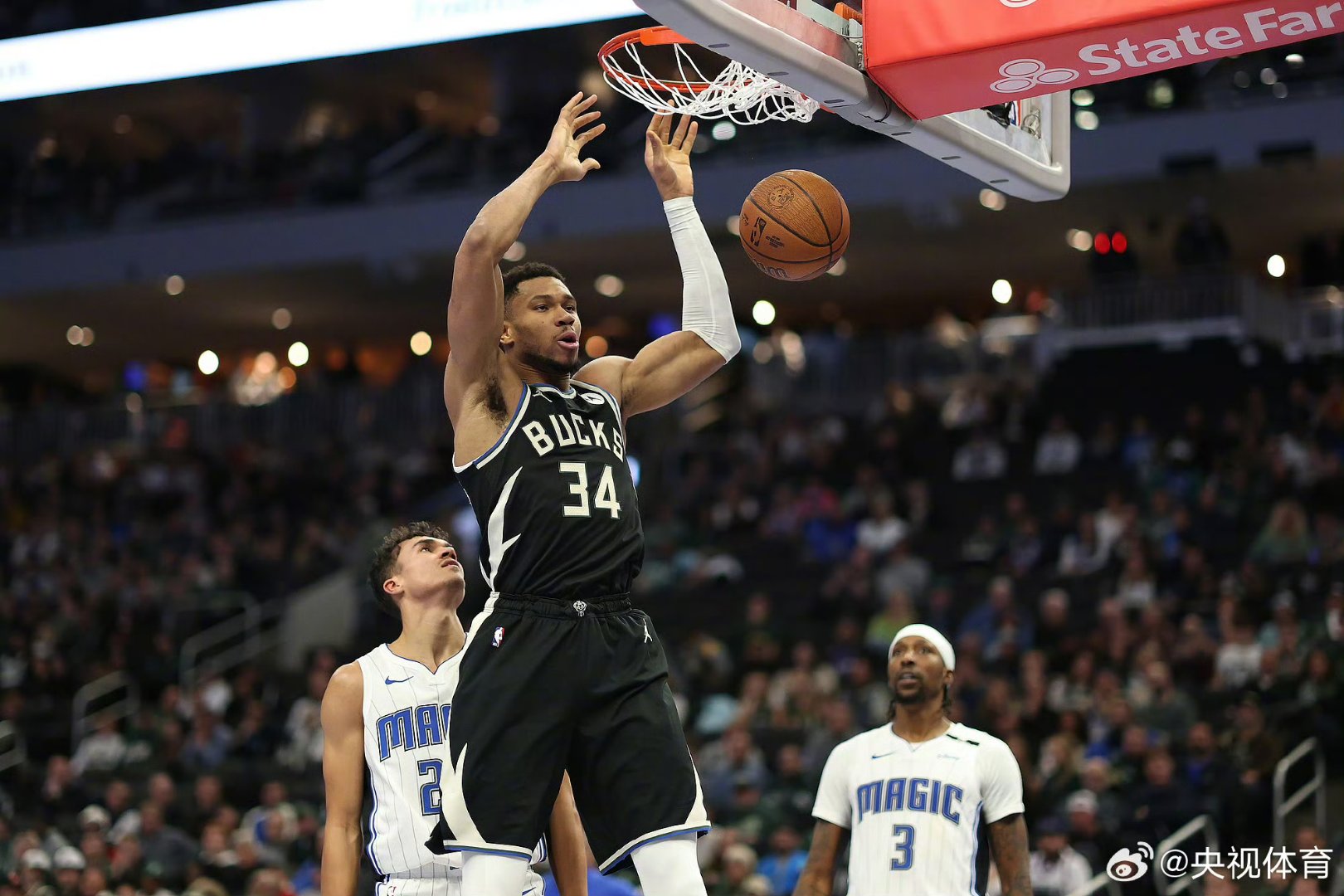 爱游戏官方入口-国王逆转雄鹿，拉文点燃赛场