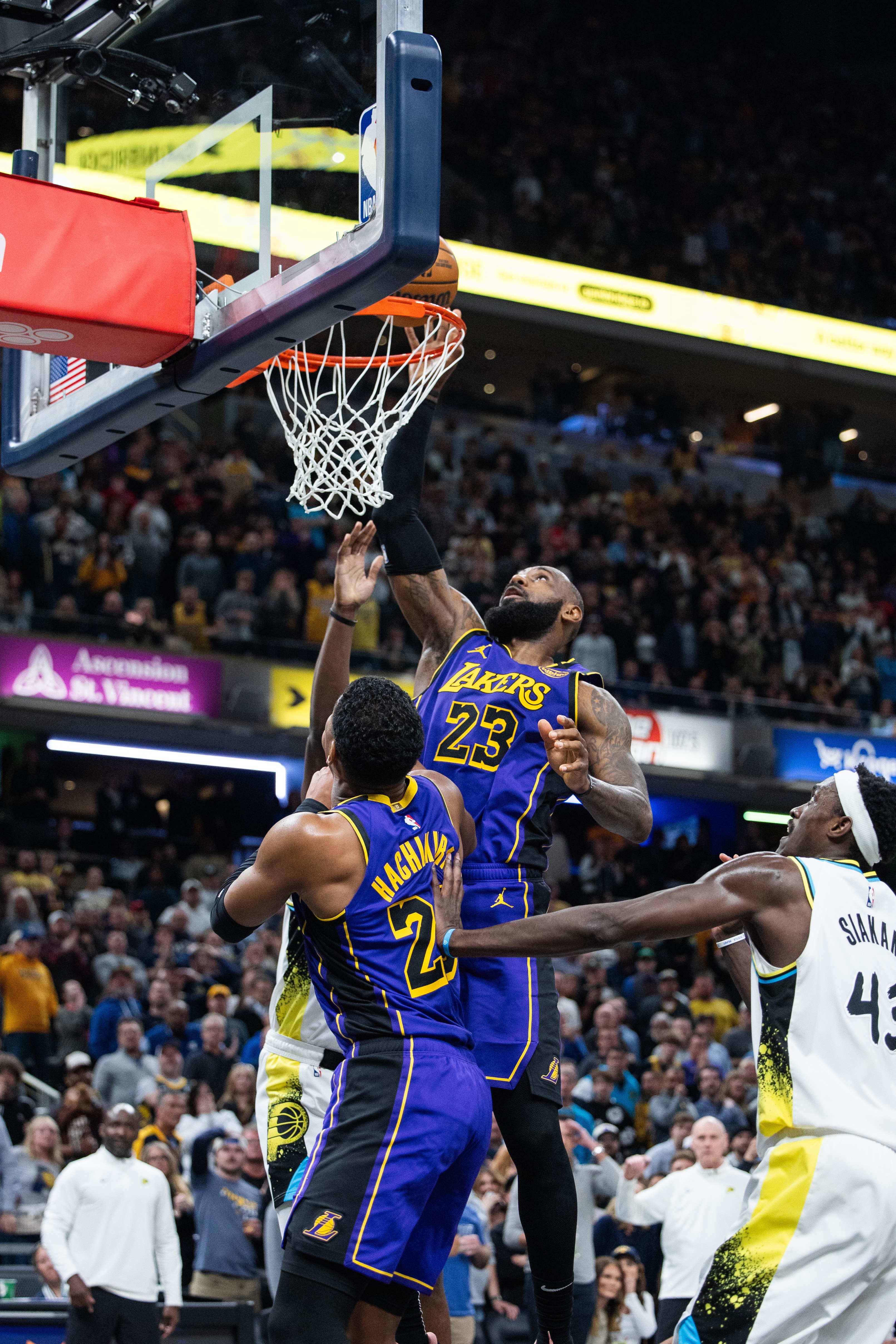 国王逆转雄鹿,拉文点燃赛场 国王逆转雄鹿,拉文点燃赛场